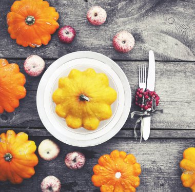 kabaklar ahşap masa servis tabak ve çatal bıçak ile üstten görünüm