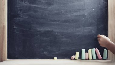 el ile kopya alanı ile sınıfta kara tahta, tebeşir resim kırpılmış
