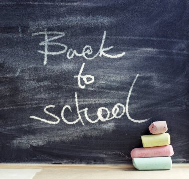 el ile kopya alanı ile sınıfta kara tahta, tebeşir resim kırpılmış