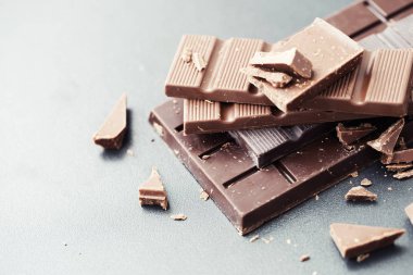 Gri arka plan üzerinde çikolata kırık Tasty