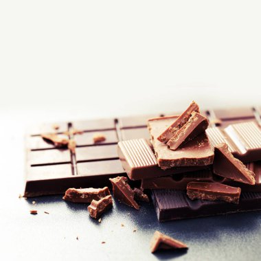 Gri arka plan üzerinde çikolata kırık Tasty