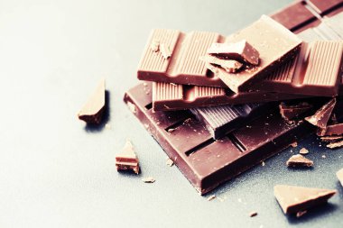 Gri arka plan üzerinde çikolata kırık Tasty