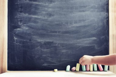 el ile kopya alanı ile sınıfta kara tahta, tebeşir resim kırpılmış