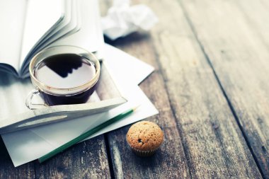 taze çay bardağı closeup görünümü notları ile tepsi