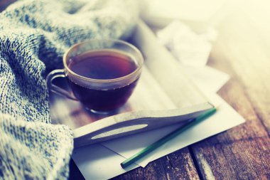 taze çay bardağı closeup görünümü notları ile tepsi