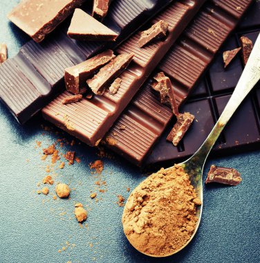 Gri zemin üzerine kaşıkla kırık çikolata