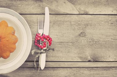 ahşap masa servis tabak ve çatal bıçak ile kabak üstten görünüm