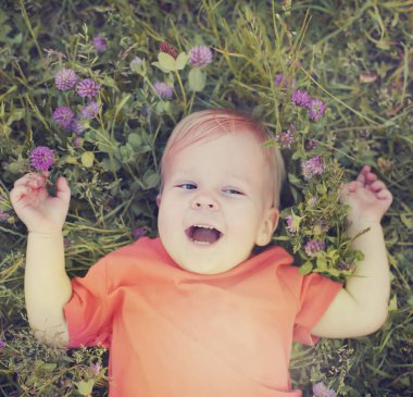 Mutlu yürümeye başlayan çocuk yaz çayır üzerinde rahatlatıcı güneşli parkta çim