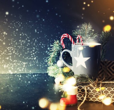 Fincan çay kar boşaltmak rustik tarzda Noel zemin üzerine