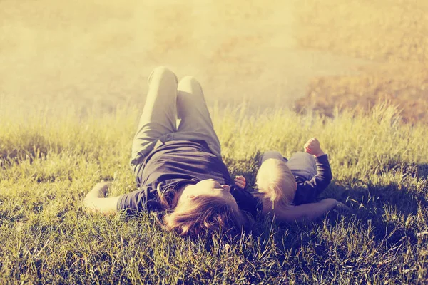 Gelukkig Peuter Jongen Ontspannen Groene Gras Met Moeder Zonnig Park — Stockfoto