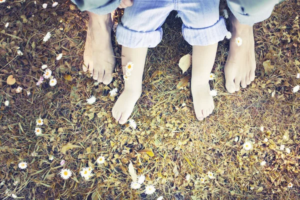 Gente Descalza Sobre Hierba Verde Con Flores Blancas — Foto de Stock