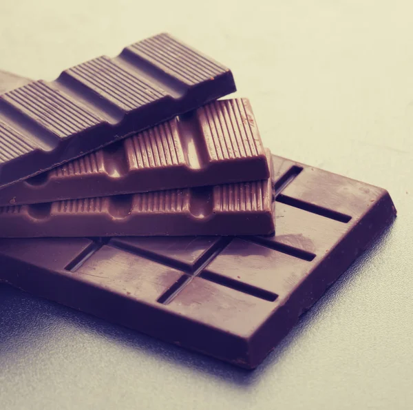 Appetitoso Cioccolato Rotto Sfondo Grigio — Foto Stock