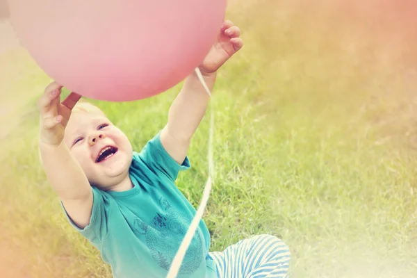 Jongetje Met Roze Ballon Zomer Weide Spelen — Stockfoto