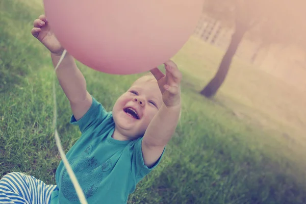 Маленький Хлопчик Грає Рожевою Кулею Літньому Лузі — стокове фото