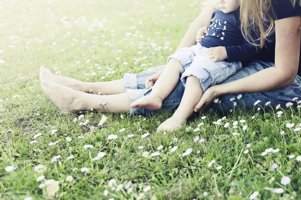 Gelukkig Peuter Jongen Ontspannen Groene Gras Met Moeder Zonnig Park — Stockfoto