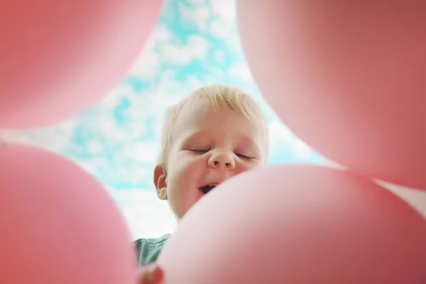 Niño Jugando Con Globos Fiesta Prado Verano —  Fotos de Stock