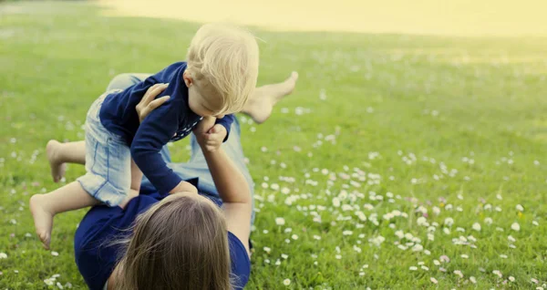 Menino Feliz Criança Relaxante Grama Verde Com Mãe Parque Ensolarado — Fotografia de Stock