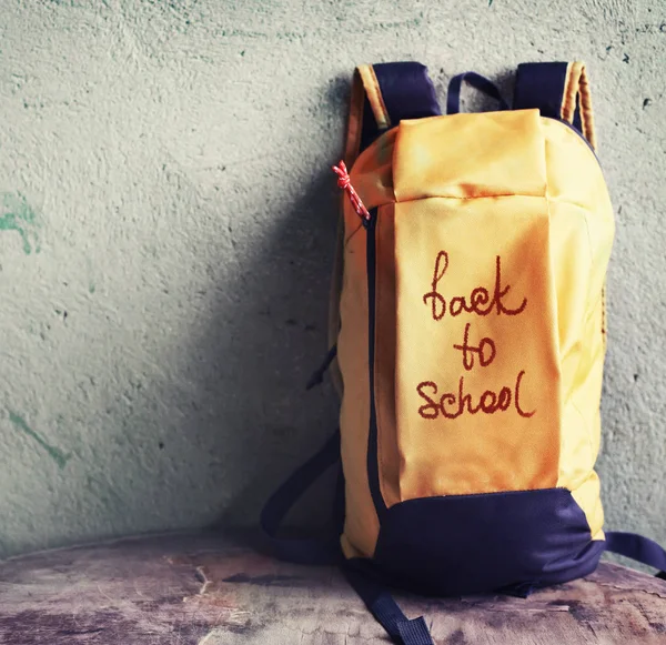 Primo Piano Vista Schoolbag Contro Parete Rustica — Foto Stock