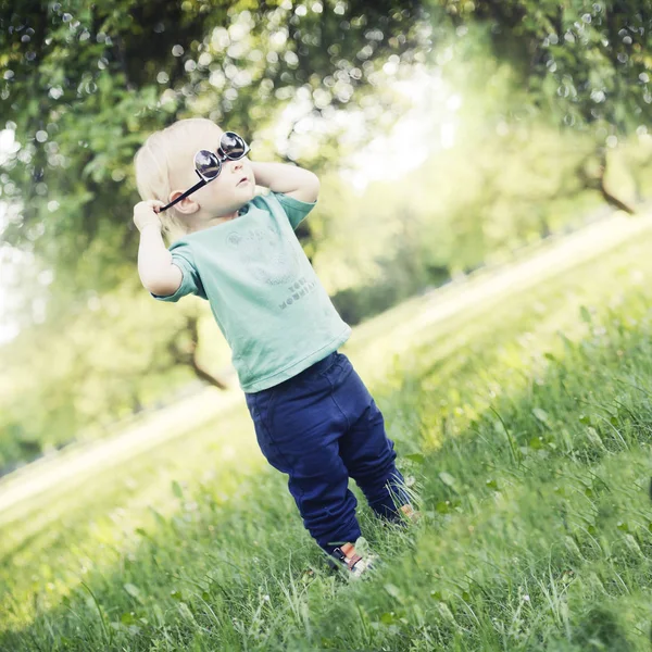 Мальчик Играет Солнечные Очки Летнем Парке — стоковое фото