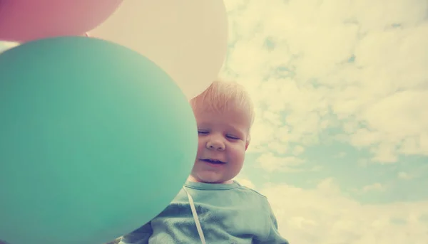 Küçük Çocuk Parti Balon Içinde Yaz Çayır Ile Oynarken — Stok fotoğraf