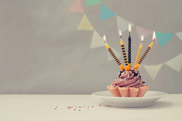 生日蛋糕与蜡烛在复古颜色 复制空间 — 图库照片