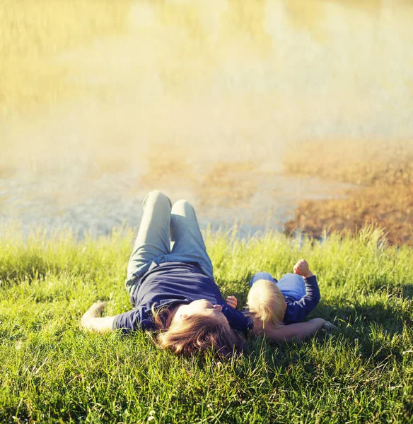 Feliz Niño Que Relaja Hierba Verde Con Madre Parque Soleado — Foto de Stock