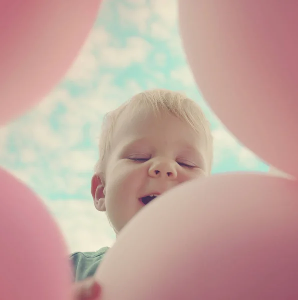 Küçük Çocuk Parti Balon Içinde Yaz Çayır Ile Oynarken — Stok fotoğraf