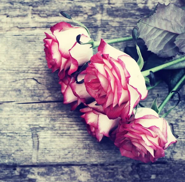 Καταπληκτικό Ανθοδέσμη Τριαντάφυλλα Φόντο Ξύλινη — Φωτογραφία Αρχείου