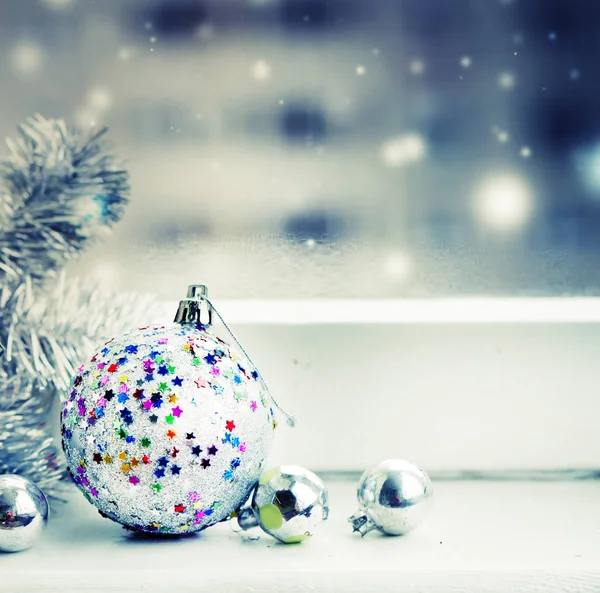 Nahaufnahme Von Bunten Weihnachtsdekorationen Vintage Stil Auf Der Fensterbank — Stockfoto