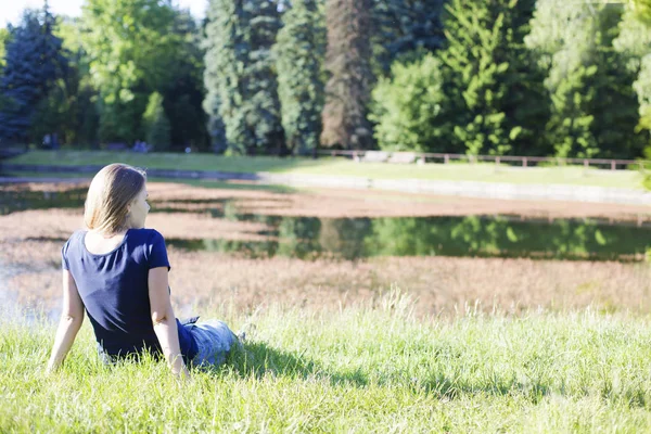 Widok Tyłu Kobieta Siedzi Trawie Nature — Zdjęcie stockowe