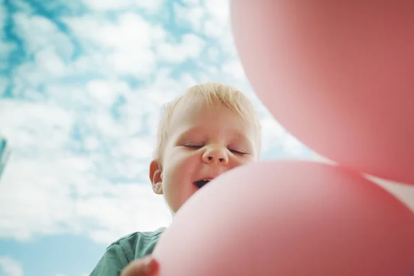 Niño Jugando Con Globos Fiesta Prado Verano —  Fotos de Stock