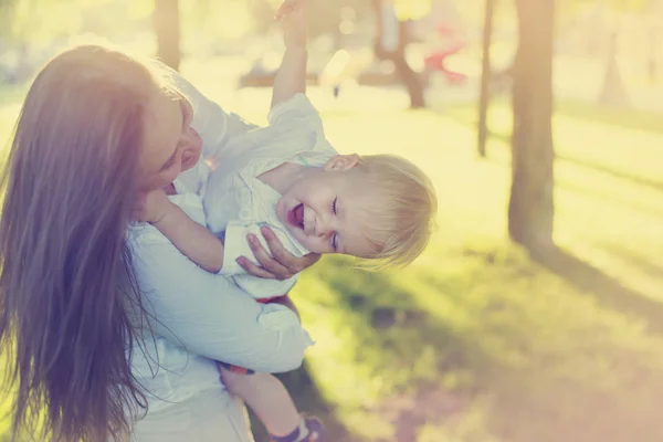 Donna Felice Che Gioca Con Figlio Del Bambino Nel Parco — Foto Stock