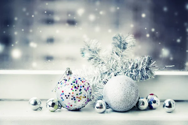 Renkli Noel Süslemeleri Pencere Pervazına Vintage Tarzı Içinde Closeup Görünümü — Stok fotoğraf