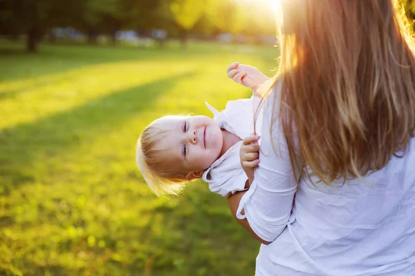 Donna Felice Che Gioca Con Figlio Del Bambino Nel Parco — Foto Stock