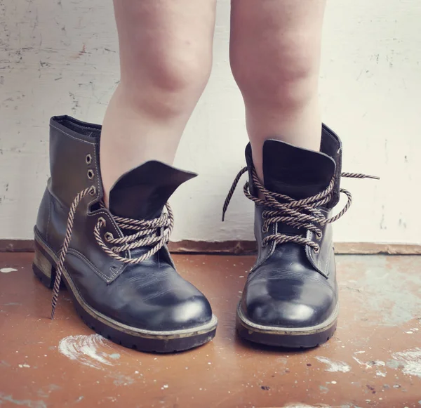 Vista Recortada Niño Pequeño Con Botas Gran Tamaño — Foto de Stock