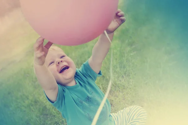Küçük Çocuk Yaz Çayır Içinde Pembe Balon Ile Oynarken — Stok fotoğraf