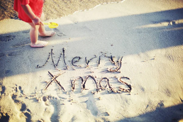 Καλά Χριστούγεννα Γραμμένο Υγρή Άμμο Μικρό Μωρό — Φωτογραφία Αρχείου