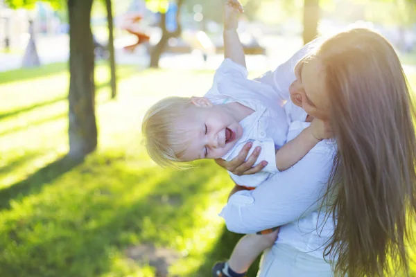 Mulher Feliz Brincando Com Filho Criança Parque Ensolarado — Fotografia de Stock