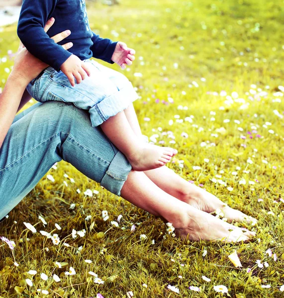 Low Section View Mother Son Feet Grass — Stock Photo, Image