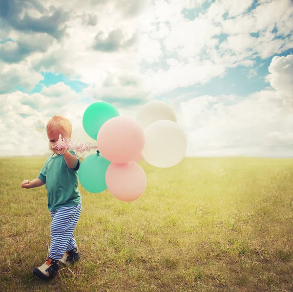 Menino Brincando Com Balões Coloridos Prado Verão — Fotografia de Stock