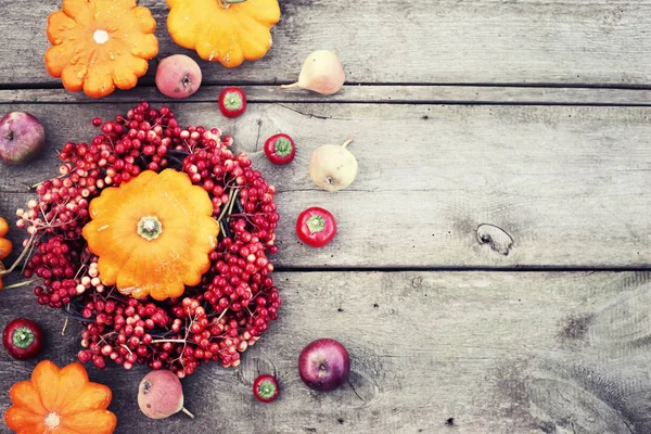 Sfondo Autunnale Con Zucche Bacche Rosse Sul Tavolo Legno — Foto Stock