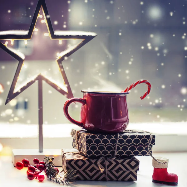 Kerst Vakantie Achtergrond Met Koffiekopje Met Kerstversiering Tegen Raam — Stockfoto