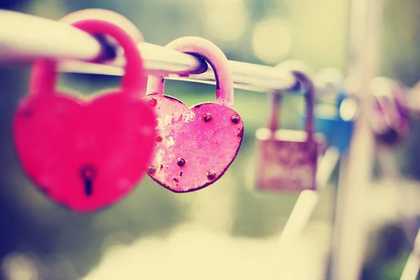 Vista Cerca Las Cerraduras Amor Puente Fondo Borroso —  Fotos de Stock