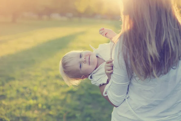 Šťastná Žena Hraje Syn Batole Sunny Park — Stock fotografie