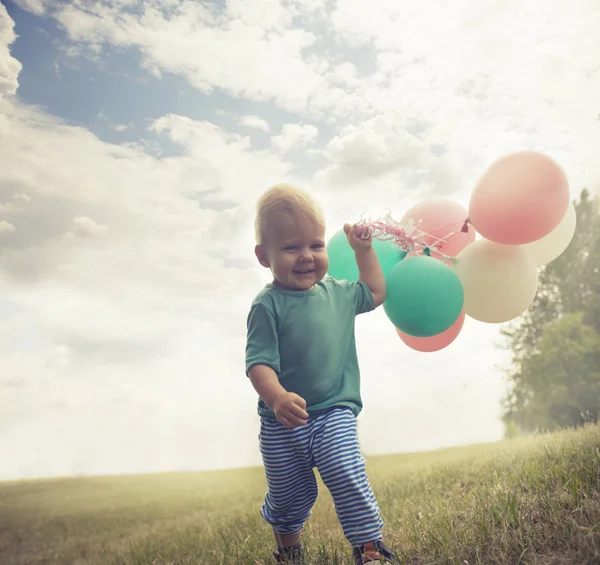 Menino Brincando Com Balões Coloridos Prado Verão — Fotografia de Stock