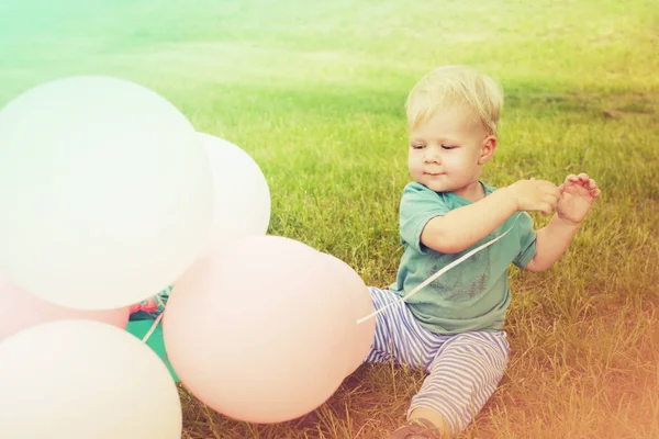 Jongetje Met Partij Ballonnen Zomer Weide Spelen — Stockfoto