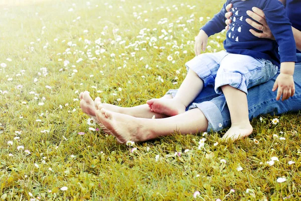 Visão Seção Baixa Pés Mãe Filho Grama — Fotografia de Stock