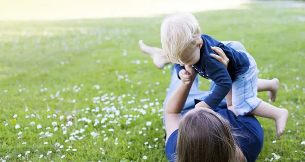 Glada Barnet Pojke Avkopplande Grönt Gräs Med Mor Solig Park — Stockfoto