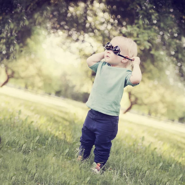 Niño Jugando Con Gafas Sol Parque Verano — Foto de Stock