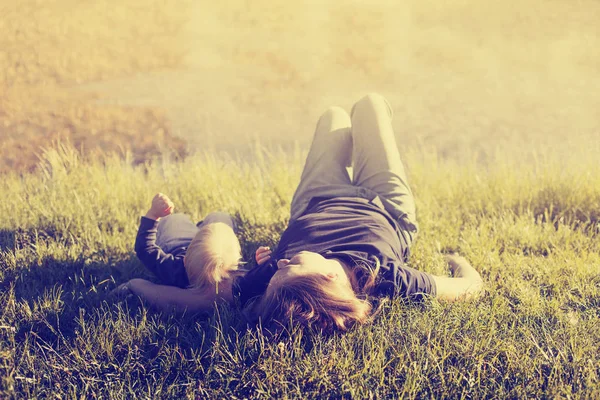 Gelukkig Peuter Jongen Ontspannen Groene Gras Met Moeder Zonnig Park — Stockfoto